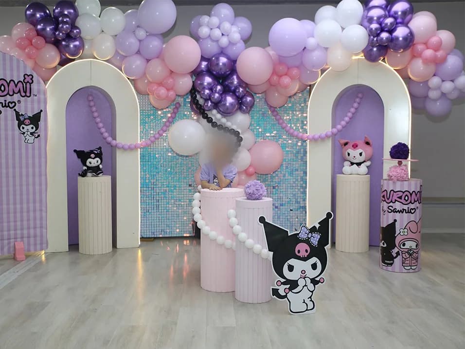 Pembe ve mor balonlu doğum günü dekoru