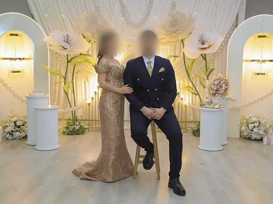Çiçekli nişan dekoru önünde çift