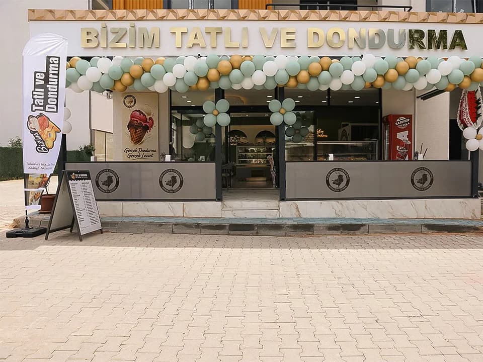 Balonlarla süslenmiş işletme açılış organizasyonu